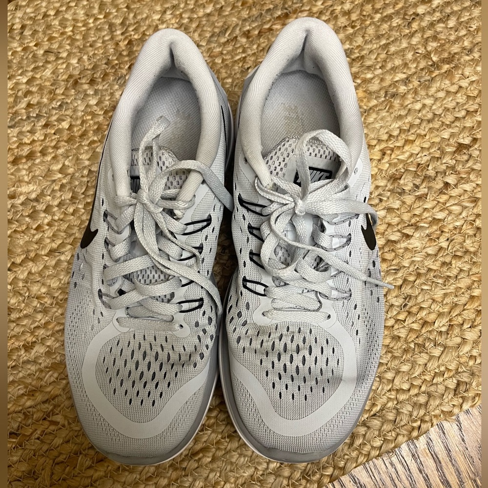 Nike shoes size 6.5 light gray in color